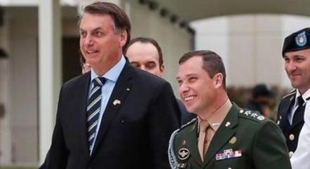Mauro Cid (de farda verde) ao lado de Jair Bolsonaro