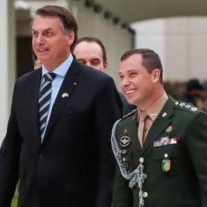 Mauro Cid ao lado do ex-presidente Jair Bolsonaro