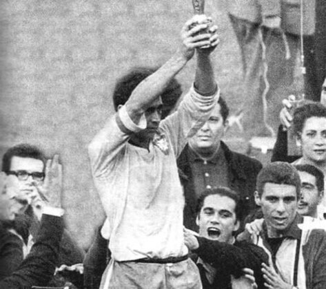 Mauro Ramos - Capitão no bicampeonato mundial, no Chile, em 1962, o zagueiro foi reserva na campanha de 1958. Fez história com as camisas dos rivais São Paulo e Santos. Nasceu em 30 de agosto de 1930, em Poços de Caldas-MG, e morreu em 18 de setembro de 2002, aos 72 anos - Foto: Reprodução/Site do Santos