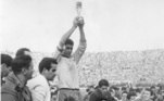 MUNDIAL DE FUTBOL (Santiago de Chile) 17-6-62.- El capitán de la selección brasileña Mauro muestra el trofeo Jules Rimet tras vencer a la selección checa en la final de la Copa del Mundo. EFE/yv

