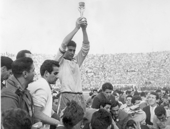 MUNDIAL DE FUTBOL (Santiago de Chile) 17-6-62.- El capitán de la selección brasileña Mauro muestra el trofeo Jules Rimet tras vencer a la selección checa en la final de la Copa del Mundo. EFE/yv

