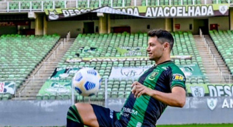 Mauro Zárate (atacante - 34 anos - Argentina): Com passagem em equipes da Europa, como Lazio-ITA, West Ham-ING e Inter-ITA, Zárate tem bastante experiência. Atuou pela seleção sub-20 da Argentina em 2007 e já conhece o futebol brasileiro, pois passou a segunda metade da temporada 2021 no América-MG. O contrato se encerra no fim deste ano.