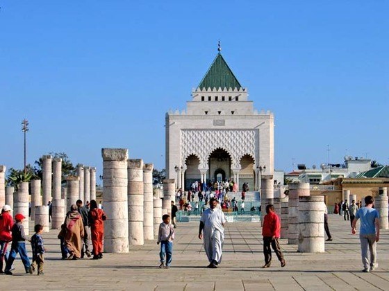 Mausoléu de Mohamed V - Fica no lado oposto à Torre de Hassan, na Esplanada de Rabat.  É considerada uma obra-prima da arquitetura marroquina.  