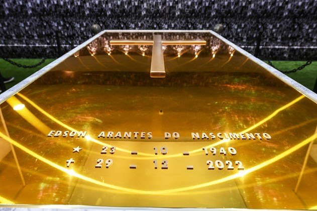 Brilhante e dourado, como foi a carreira do Rei, a tampa do caixão recebeu as inscrições com o nome de Pelé, data de nascimento e data da morte do ex-jogador