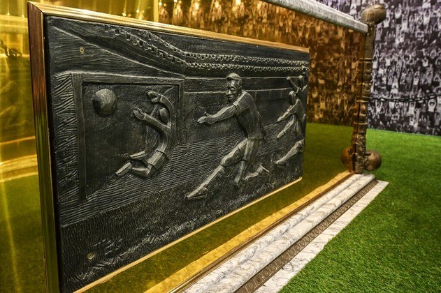 Nas laterais do caixão de Pelé foram estampadas gravuras com lances brilhantes protagonizados pelo Rei do Futebol. Para visitar o local é preciso fazer um cadastro no site do Memorial. Ao adentrar a sala, é possível ouvir gritos da torcida santista na Vila Belmiro como som ambiente