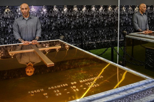 Edinho, filho mais conhecido de Pelé, compareceu à cerimônia de inauguração e se mostrou bastante emocionado com as homenagens e o espaço, no geral. 'Isso foi feito com muito amor por pessoas que o conheceram, que conviveram com ele. Tem a essência do que ele era', disse o filho do ex-jogador