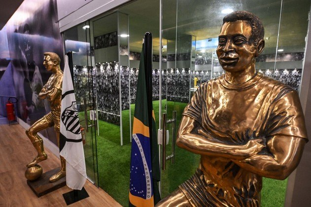 As duas estátuas postadas a frente do Mausoléu são muito semelhantes, com apenas pequenos detalhes diferentes. Pelé morreu no dia 29 de dezembro do ano passado, vítima de complicações de um câncer no cólon