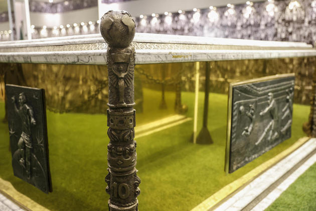 O caixão de Pelé recebeu um revestimento dourado e conta com desenhos e elementos que homenageiam a história do Rei, como a emblemática comemoração com o punho no ar. Além disso, as cantoneiras foram feitas nno formato da Taça Jules Rimet, conquistada em três momentos de Pelé com o Brasil em Copas do Mundo