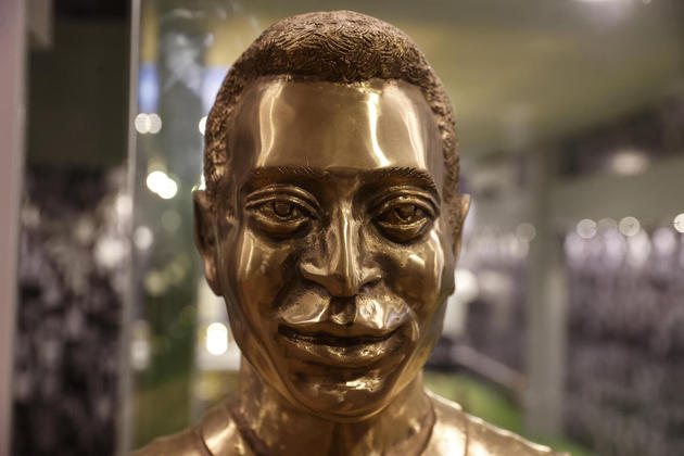 No detalhe, Pelé recebeu os dois itens como homenagem do próprio cemitério. Após 24h de velório aberto ao público na Vila Belmiro, o corpo do Rei do Futebol saiu em cortejo pela cidade de Santos, quando recebeu, pela última vez, o carinho de fãs, torcedores e admiradores