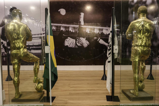 Ao sair, os visitantes se deparam com um registro emblemático de Pelé, marcando um gol de bicicleta, um dos vários 'truques na manga' que o craque tinha em campo