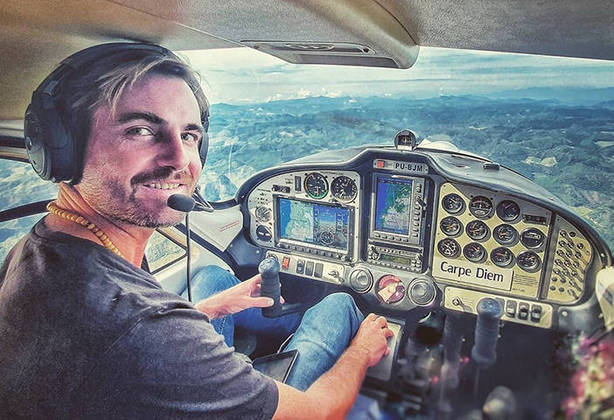 Max Fercondini - O ator brasileiro, apaixonado por aviões desde criança, tem licença de piloto particular desde 2007. Já conduziu seu monomotor em expedições pelo Brasil.