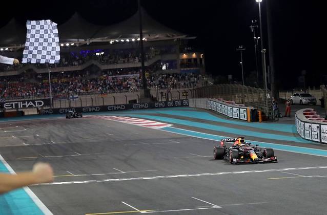 Max Verstappen  cruza a linha de chegada em Abu Dhabi