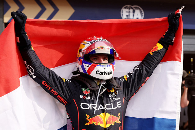 Max Verstappen conquistou no último domingo (9) o seu segundo título de campeão da Fórmula 1. Com a vitória no GP do Japão, o piloto holandês entrou para uma lista seleta de bicampeões. Além dele, apenas outros seis ficaram nos dois títulos da categoria. Confira os nomes