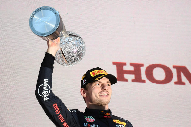 Conquistar um título de Fórmula 1 não é uma tarefa fácil. A competição entre os 20 pilotos é acirrada, e apenas um se consagra campeão por temporada. Max Verstappen conquistou seu segundo título mundial logo após ter vencido em 2021. O holandês entra, com a vitória, em uma pequena lista de outros bicampeões autênticos que alcançaram títulos consecutivos