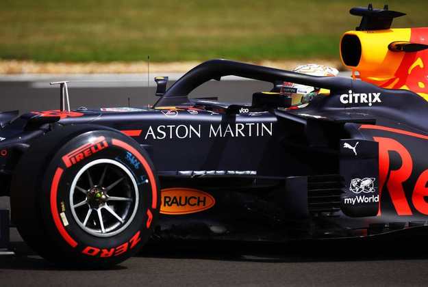 Max Verstappen em ação nos treinos em Silverstone