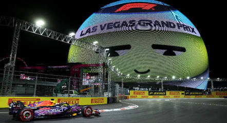 Max Verstappen pilota a sua Red Bull no treino de classificação do GP de Las Vegas de F1