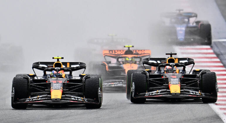 Max Verstappen (à dir.) e Sergio Pérez tiveram uma disputa acirrada no início da corrida sprint do GP da Áustria de F1
