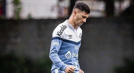 Maxi Silvera em treino pelo Santos