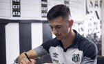 Maximiliano Silvera assina contrato com o Santos