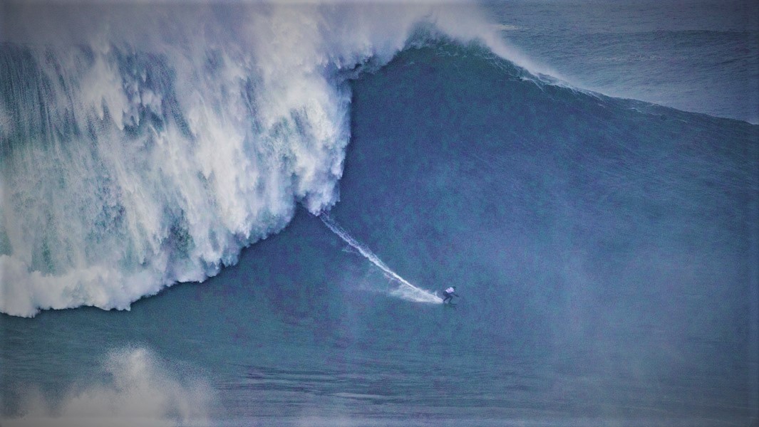 Surfista na onda de 22,40 metros em Nazaré, Portugal, em 2020