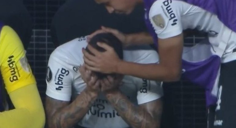 Maycon chorando, desesperado, no banco de reservas. Depois de dar o segundo gol ao Independiente