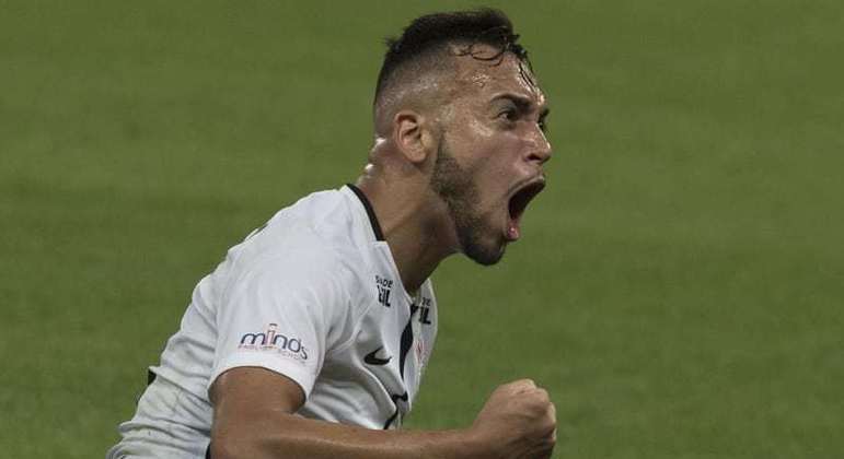 Volante Maycon comemora gol com a camisa do Corinthians
