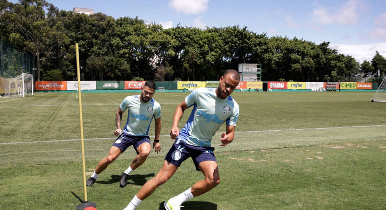 Mayke (à frente) se prepara para a temporada 2023