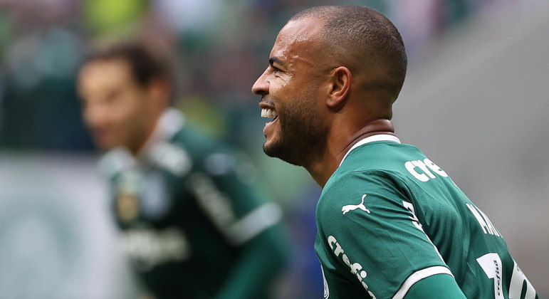 Mayke comemora o gol anotado diante do Goiás na vitória do Palmeiras pelo Brasileirão