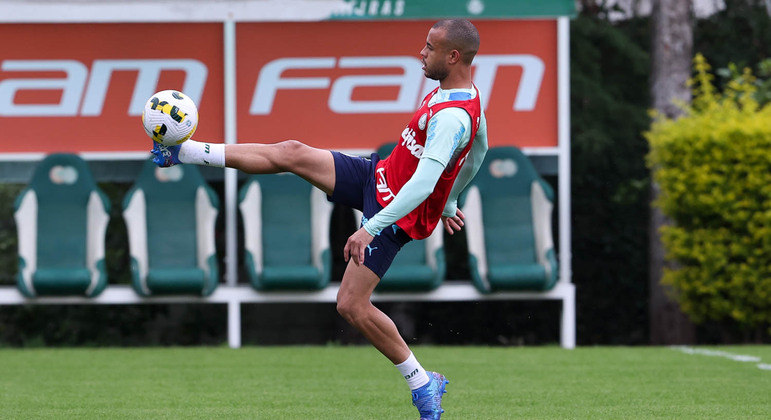 Mayke durante treino do Palmeiras