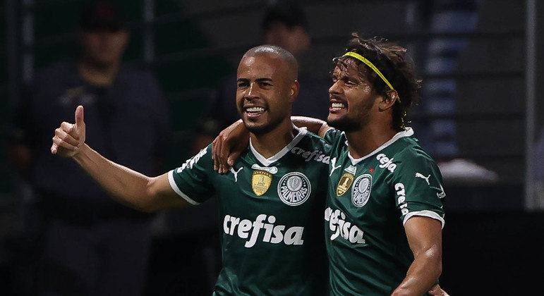 Mayke e Gustavo Scarpa comemoram gol anotado na vitória do Palmeiras sobre o Coritiba