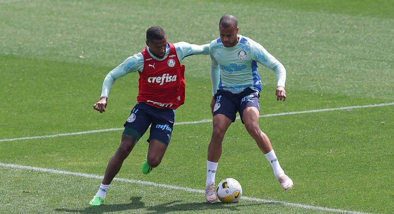 Wesley e Mayke disputam a bola durante a atividade do Palmeiras na Academia de Futebol