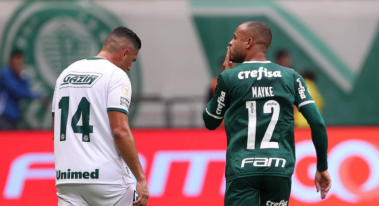 Mayke (à direita) comemora o gol marcado em favor do Palmeiras contra o Goiás no Allianz