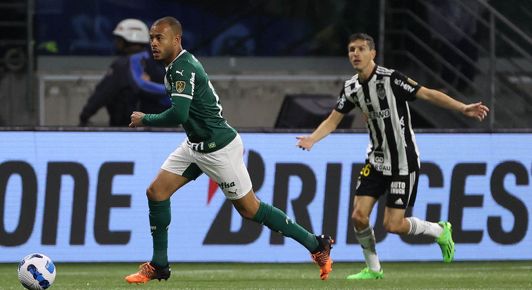 Mayke domina a bola no duelo entre Palmeiras e Atlético-MG pela Libertadores no Allianz