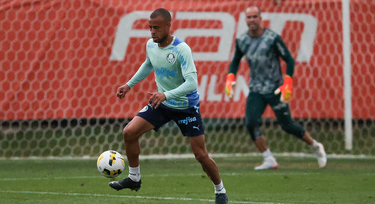 Mayke domina a bola durante o treino do Palmeiras visando o Internacional pelo Brasileirão