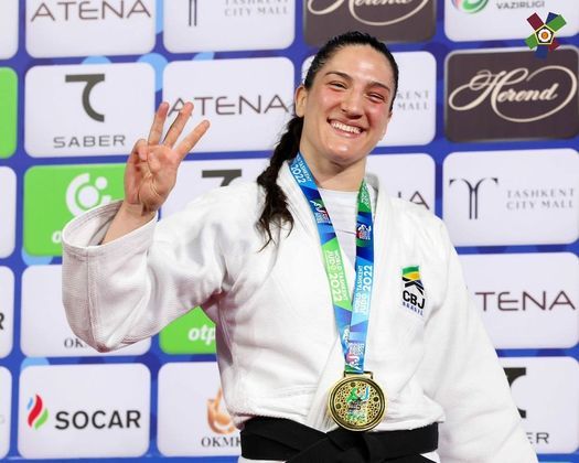 Mayra AguiarEm título inédito no judô entre homens e mulheres, a brasileira conquistou o tricampeonato mundial. Ela havia vencido o mundial em 2014 e 2017 e, após ganhar da chinesa Zhenzao Ma na categoria de 78 kg, anotou mais uma vitória na carreira