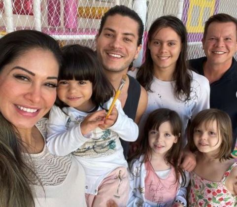 Mayra Cardi deu o que falar nas redes sociais, nesta terça-feira (29), após posar junto com os dois ex-maridos, o empresário Nelson Rangel e o ator Arthur Aguiar. 