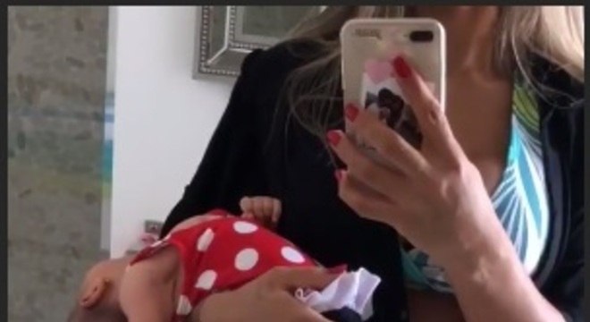 mayra cardi segurou filha