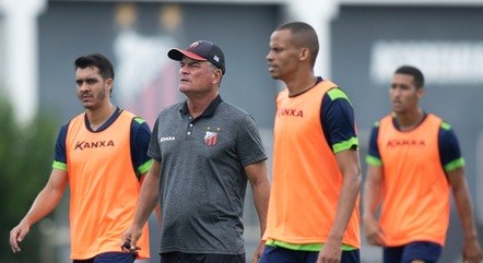 Técnico Mazola Júnior (no centro) comanda o Ituano

