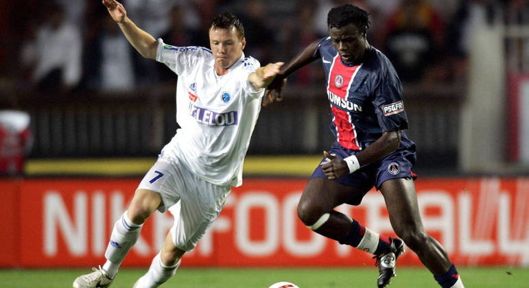 M'Bami (à direita), vestiu as cores de PSG e Olympique de Marselha durante a carreira
