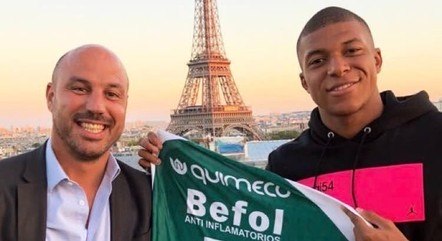 Mbappé posa com a camisa do Sarmiento
