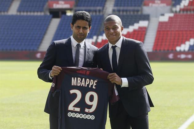 Em 2017, aos 18 anos de idade, Mbappé foi emprestado ao Paris Saint-Germain por uma temporada