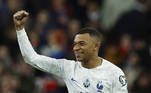 No dia em que a Argentina levantou o troféu de campeã do mundo, outro jogador de destaque internacional estava em campo: Kylian Mbappé. O francês aparece na categoria 'inovadores' da revista.A correspondente da Time em Paris contou um pouco da trajetória do atleta até o estrelato e da importância que ele tem para os franceses. Mbappé chegou a receber uma ligação do presidente Emmanuel Macron para que não deixasse o time francês PSG, por causa de sua importância para a nação.