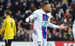 Mbappé tem contrato com o PSG até o meio de 2024 e comunicou ao clube por carta, no mês passado, que não acionará a cláusula de renovação por mais um ano. O clube francês demonstrou irritação com a postura do atacante e, para não perdê-lo de graça no meio do ano que vem, deve negociá-lo agora