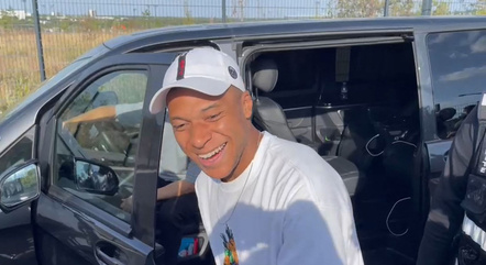 Mbappé dá autógrafos para fãs do PSG na saída do CT do PSG
