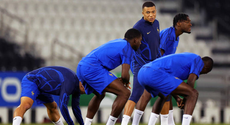 Mbappé conversa com jogadores no último treino da França antes da final da Copa do Mundo