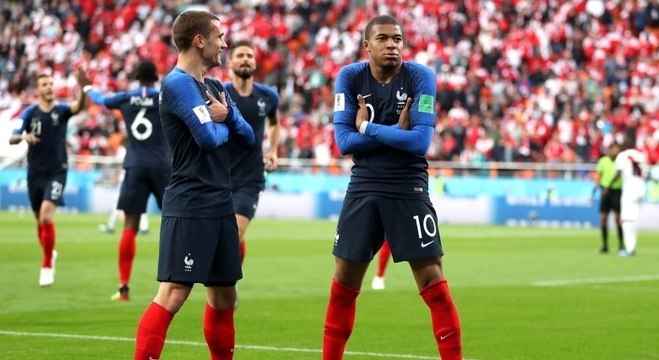 Mbappe e Griezmann comemoram gol da França contra o Peru