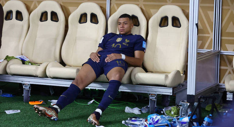 Mbappé estava desolado no banco de reservas após derrota nos pênaltis para Argentina