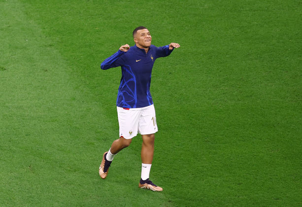 Grande amigo de Hakimi, o craque francês Mbappé também se prepara para começar o jogo