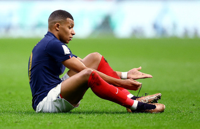 O camisa 10 da França reclama de jogador marroquino que pisou em seu pé e rasgou o cadarço do pé esquerdo 