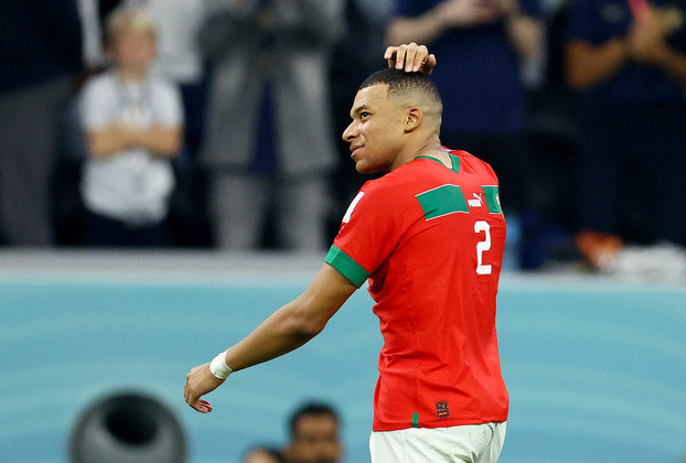 Mbappé fez questão de vestir a camisa do amigo Hakimi, da seleção do Marrocos